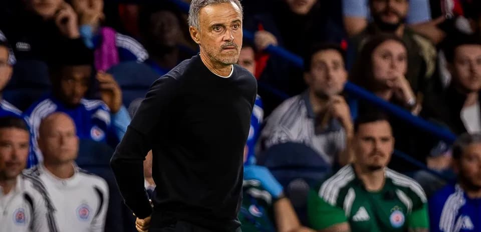 Entrenador observando el partido desde la banda