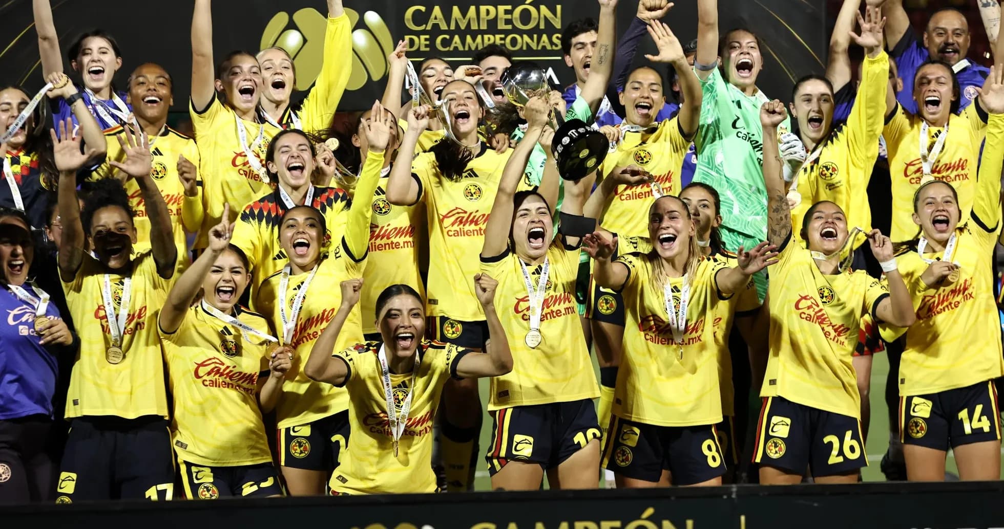 Jugadoras de América celebrando el campeonato