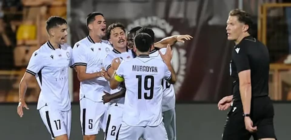 Celebración de gol de Ararat-Armenia en partido