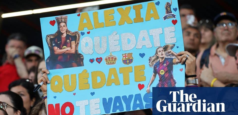 Aficionados sosteniendo cartel de apoyo a jugadora