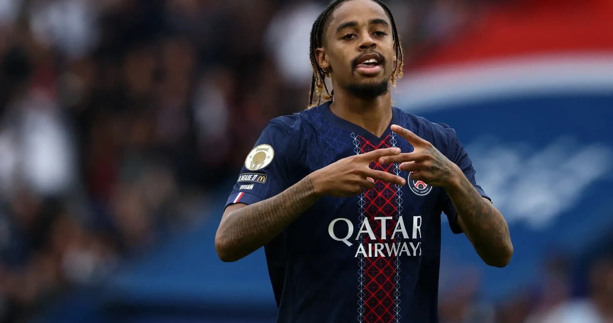Jugador de PSG haciendo un gesto durante el partido