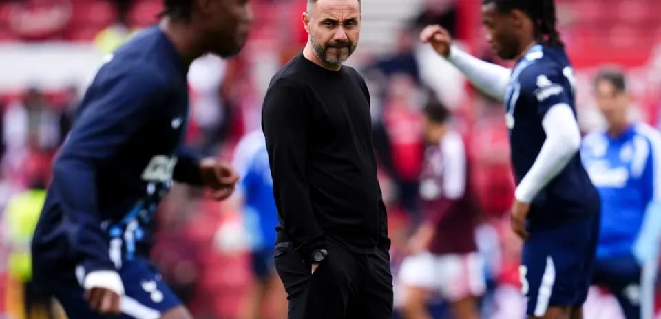 Entrenador observando el calentamiento del equipo