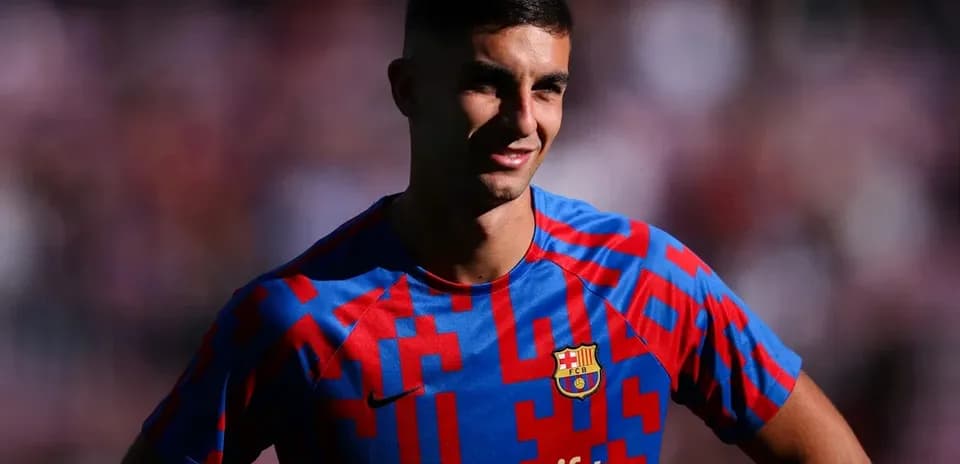 Jugador de Barcelona posando en uniforme oficial