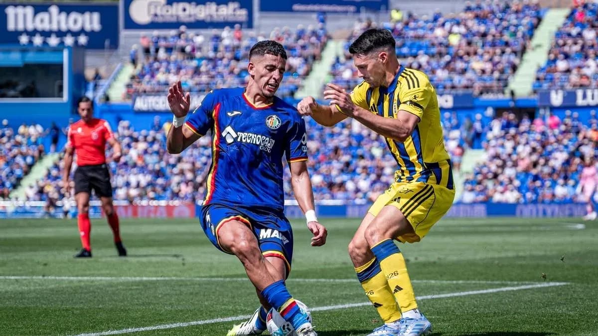 Jugadores de Getafe y Oviedo en acción