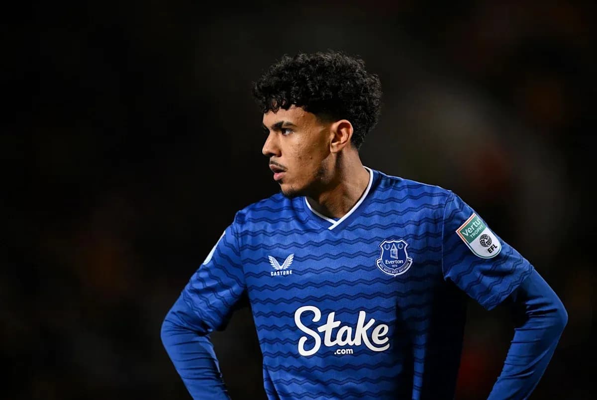 Jugador de Everton en uniforme durante el partido