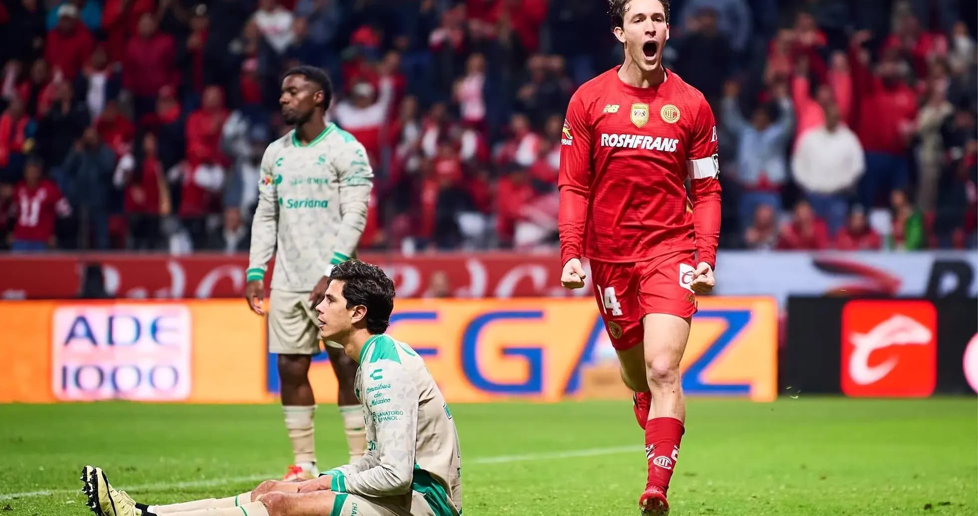 Jugador de Toluca celebra un gol contra Santos Laguna