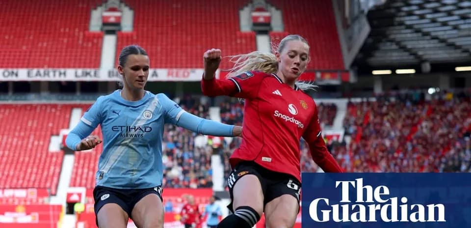 Jugadoras de Manchester City y Manchester United disputando el balón