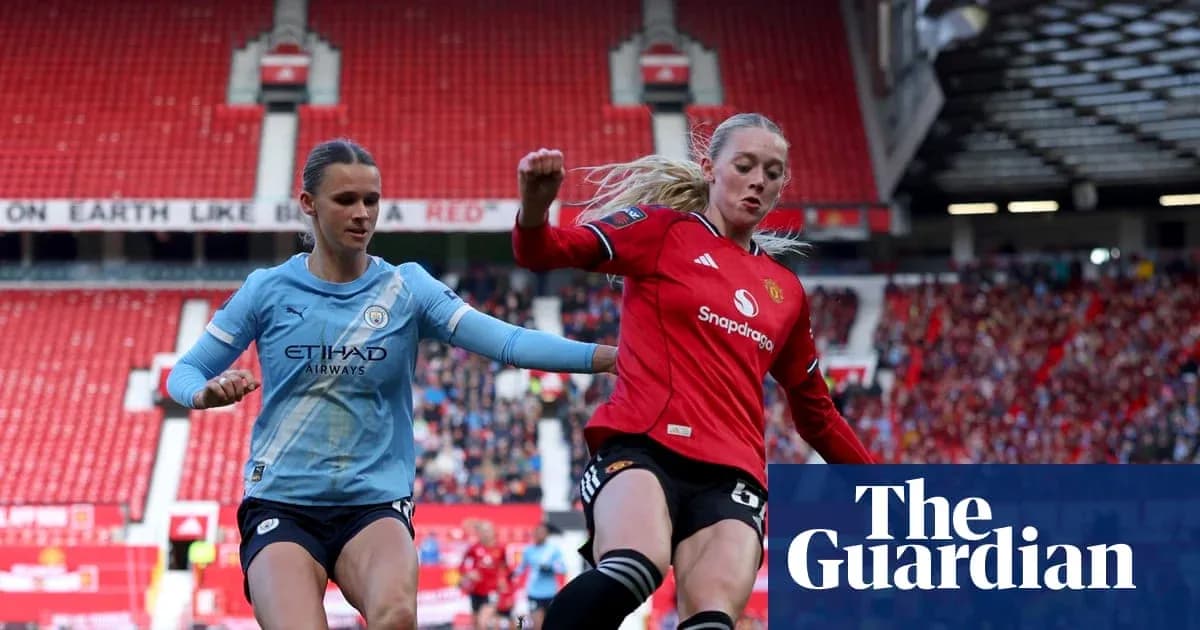 Jugadoras de Manchester City y Manchester United disputando el balón