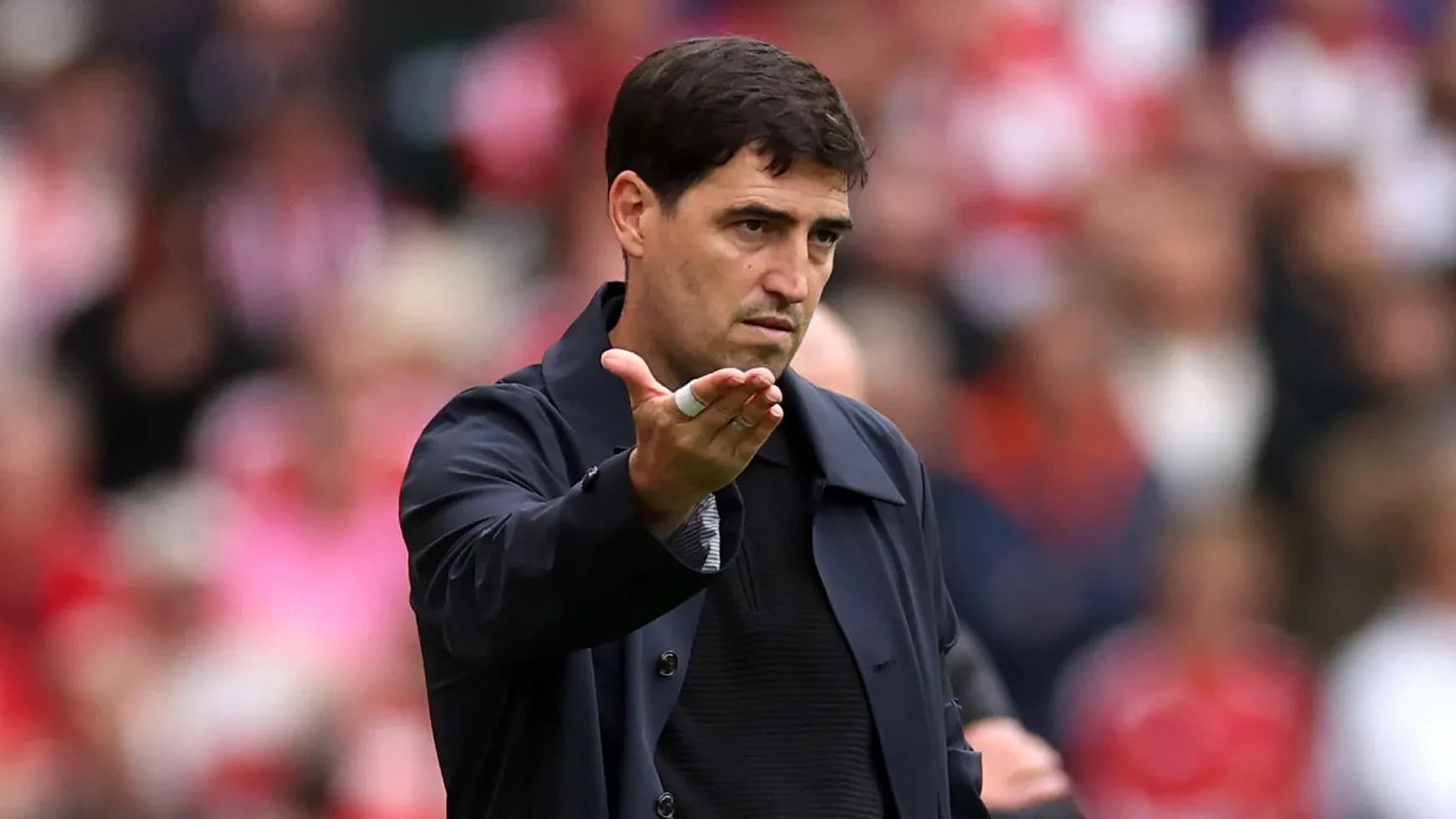 Entrenador dando instrucciones durante un partido