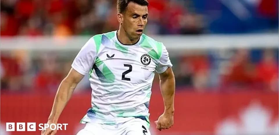 Jugador corriendo con balón en partido de fútbol