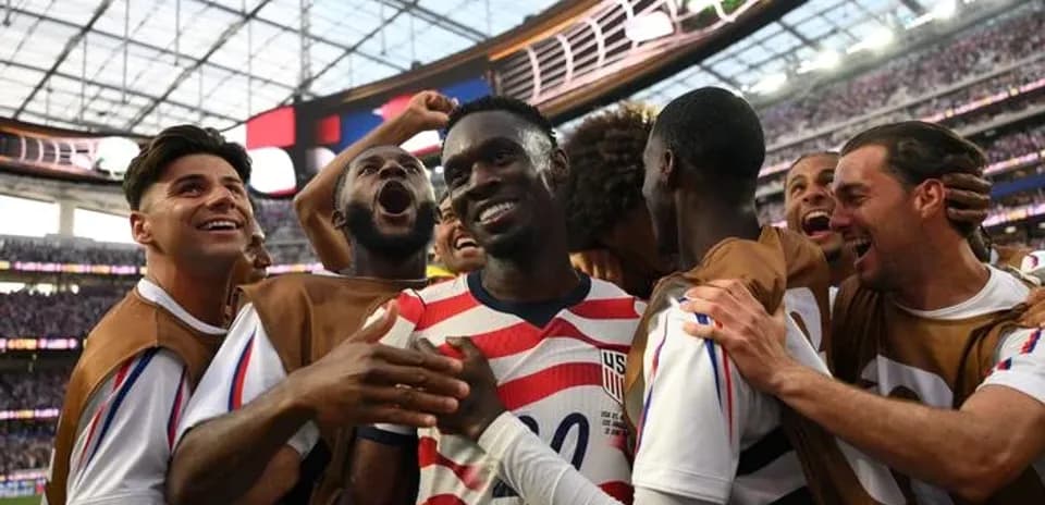 Jugadores de Estados Unidos celebrando un gol