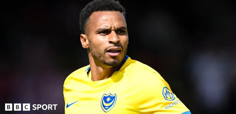 Jugador de Portsmouth en acción durante un partido