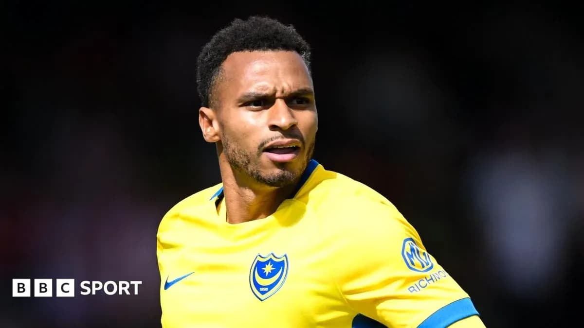 Jugador de Portsmouth en acción durante un partido