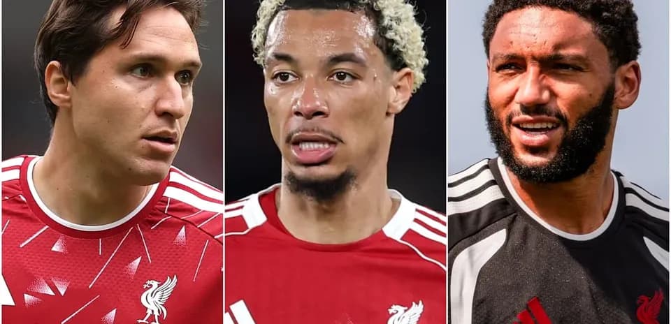 Tres jugadores de Liverpool en camiseta roja