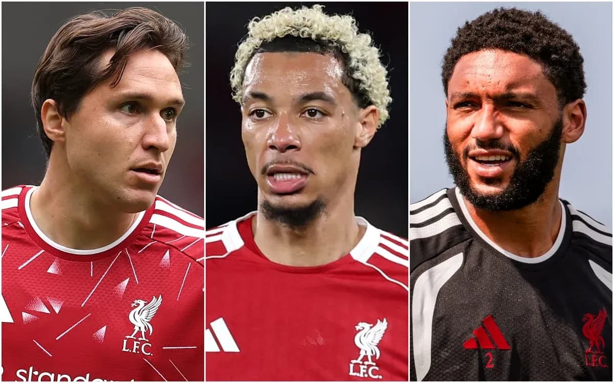 Tres jugadores de Liverpool en camiseta roja
