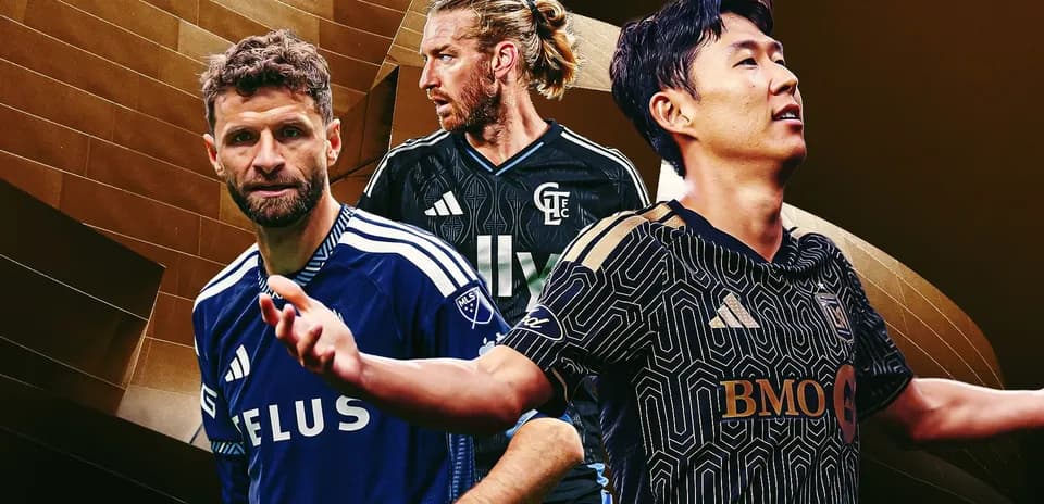 Tres futbolistas posando con camisetas de sus equipos
