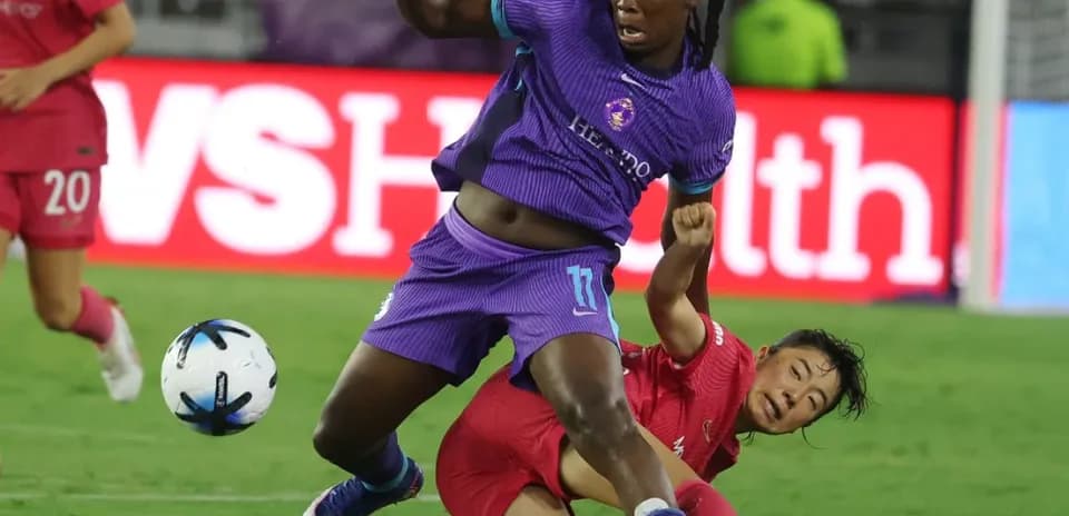 Jugadora de Orlando Pride cae tras un tackle