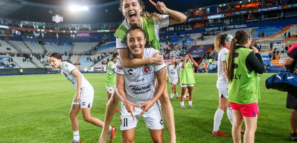 Jugadoras de Tijuana celebrando en el campo