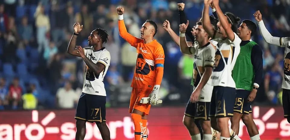 Jugadores de Pumas celebrando con su afición