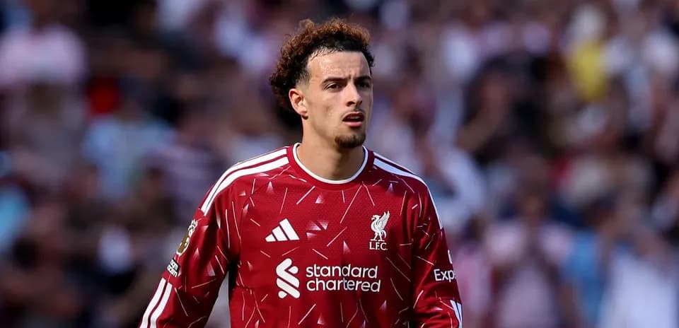 Jugador de Liverpool en uniforme rojo durante partido