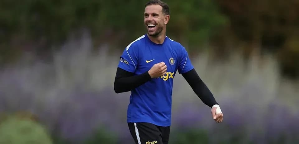 Jugador sonriente entrenando en campo deportivo