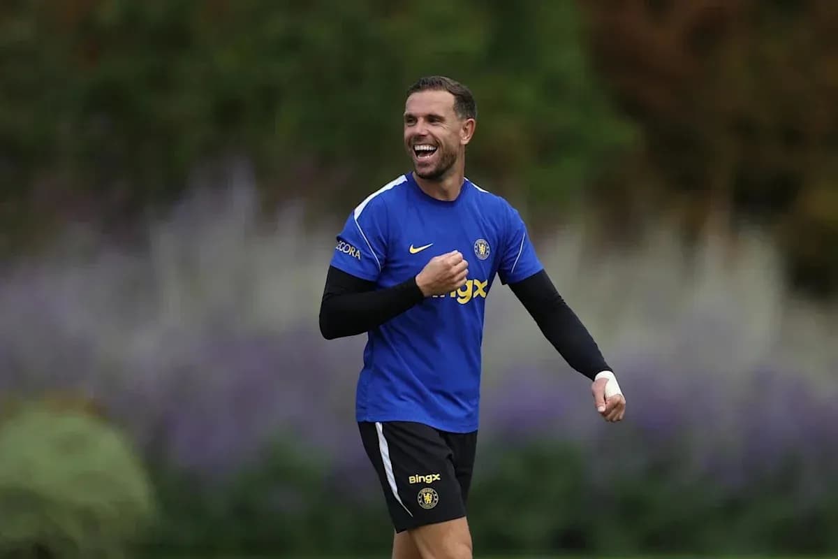 Jugador sonriente entrenando en campo deportivo