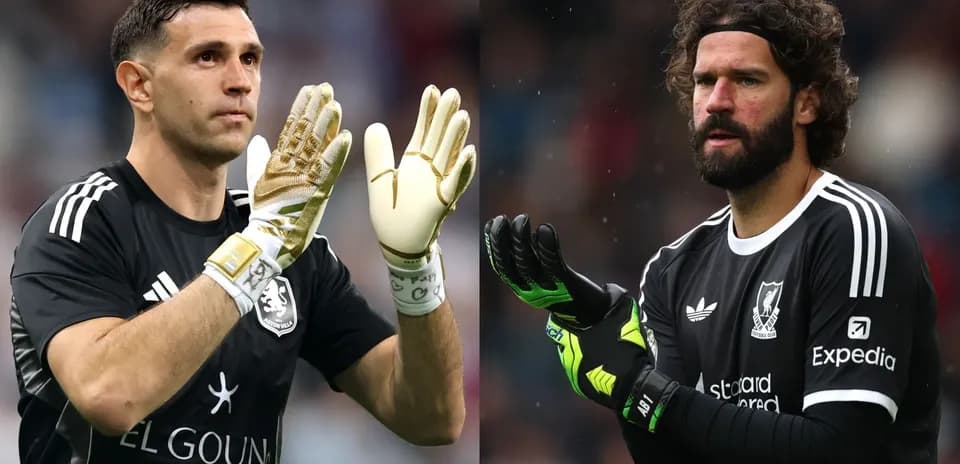 Dos porteros en acción durante un partido