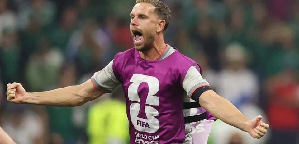 Jugador celebrando con entusiasmo en el campo