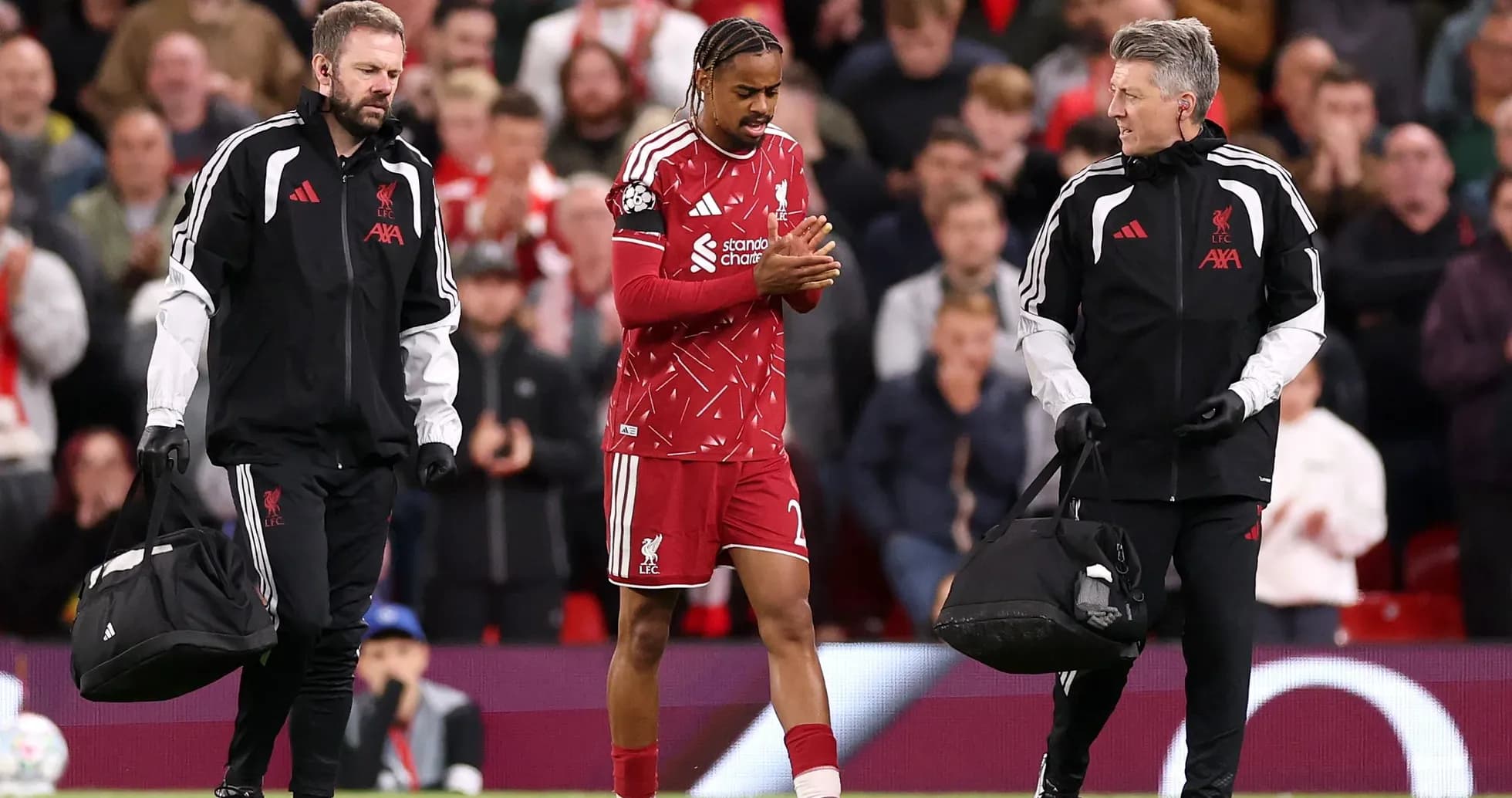 Jugador de Liverpool siendo asistido por el personal médico