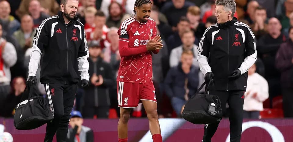 Jugador de Liverpool siendo asistido por el personal médico