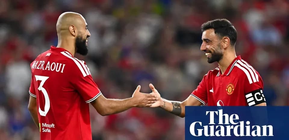 Dos jugadores de Manchester United celebrando en el campo