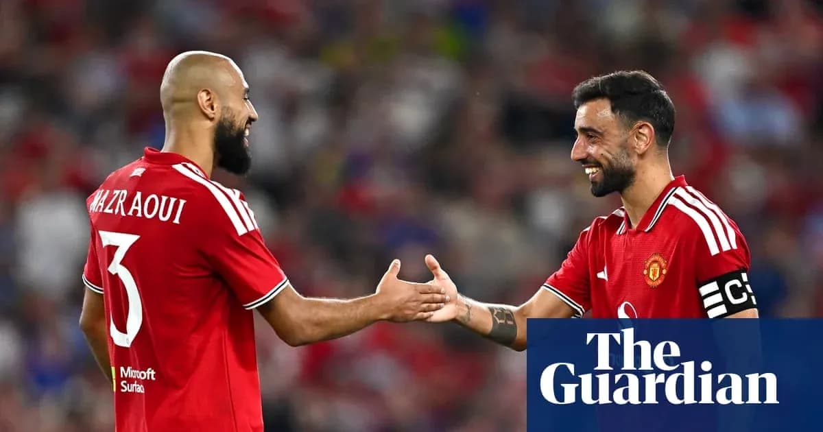 Dos jugadores de Manchester United celebrando en el campo