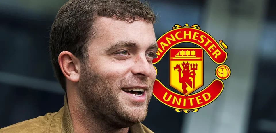 Persona sonriendo con escudo de Manchester United de fondo