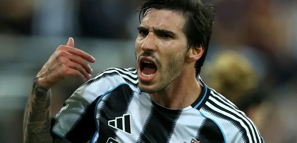 Jugador de Newcastle celebrando un gol con entusiasmo