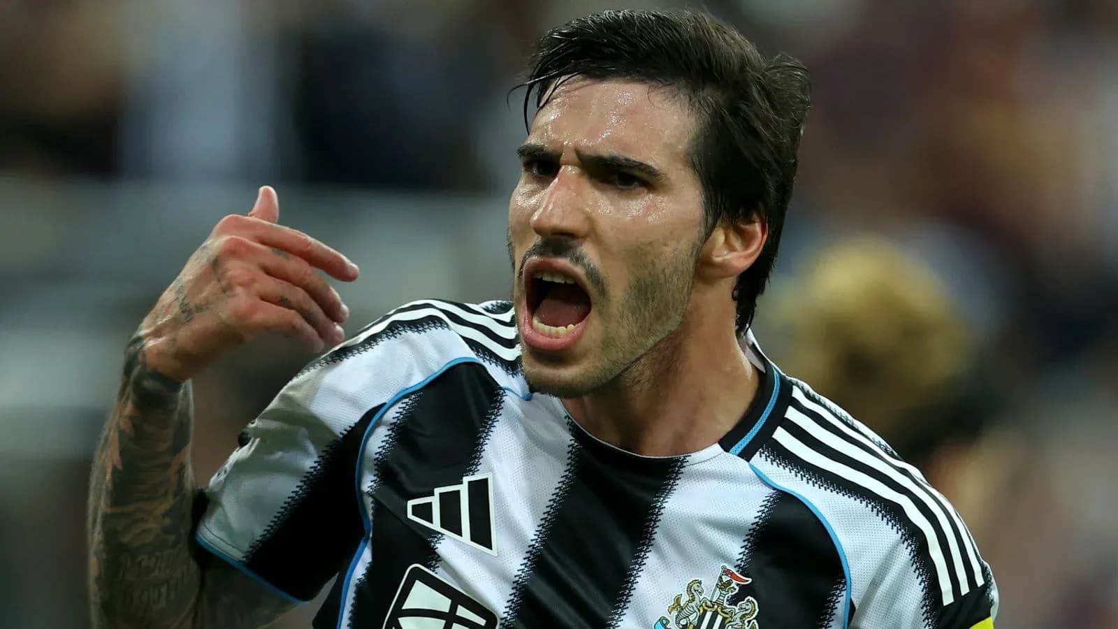 Jugador de Newcastle celebrando un gol con entusiasmo