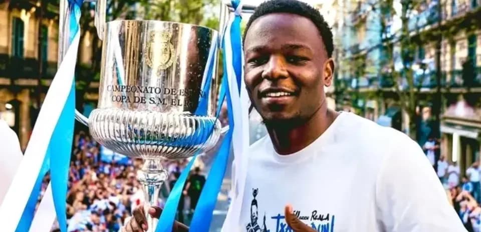 Jugador celebrando con el trofeo de la Copa