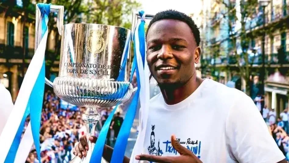 Jugador celebrando con el trofeo de la Copa