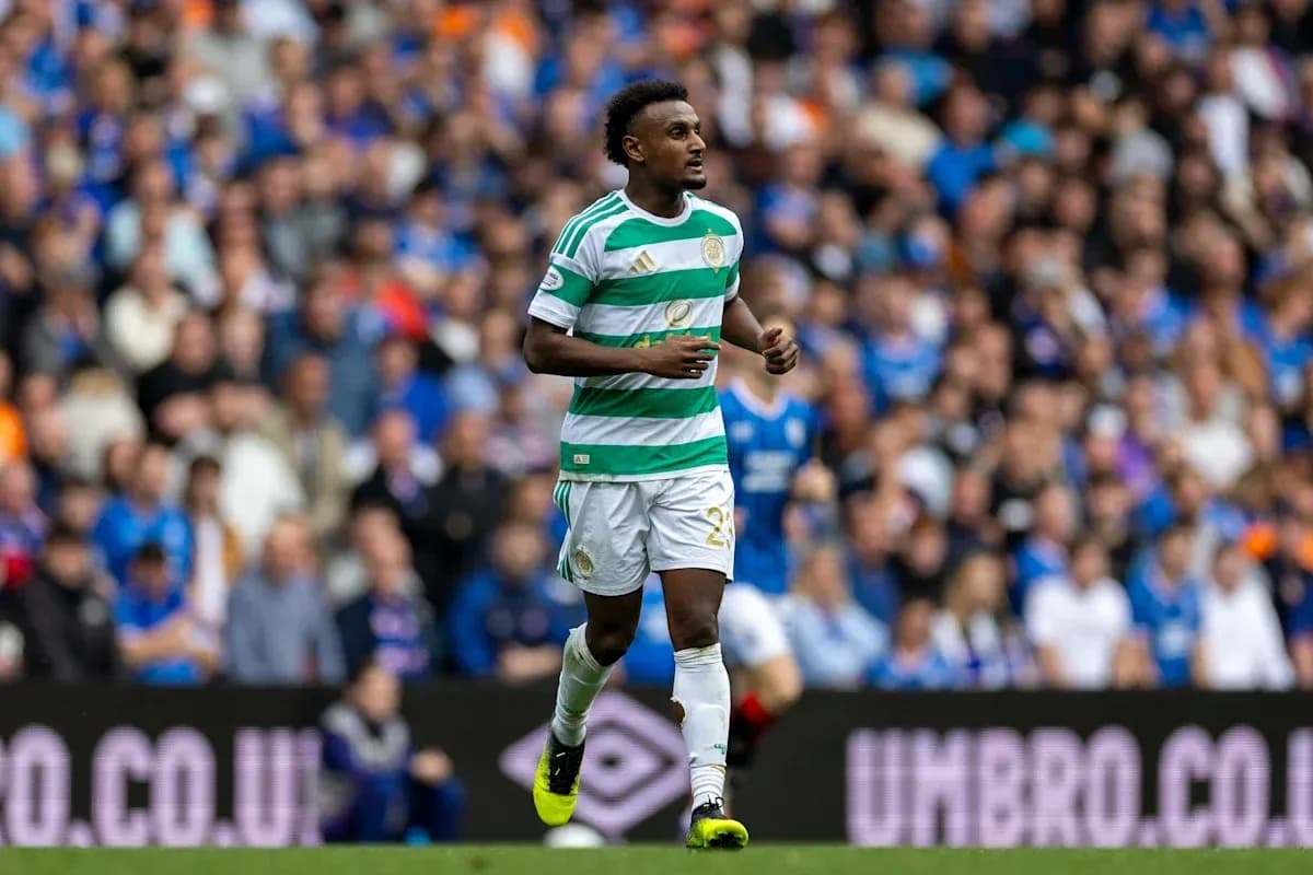 Jugador de Celtic corriendo en partido contra Rangers