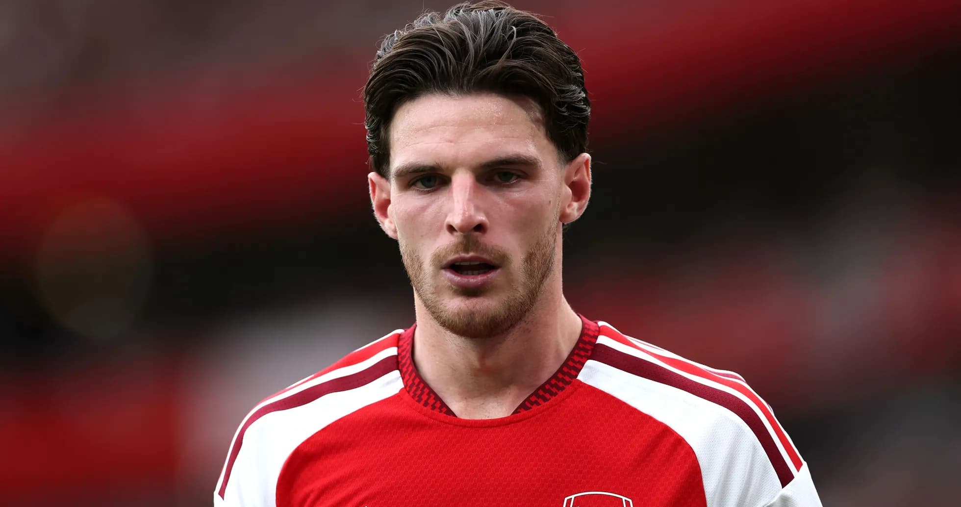 Jugador de Arsenal en uniforme rojo durante partido