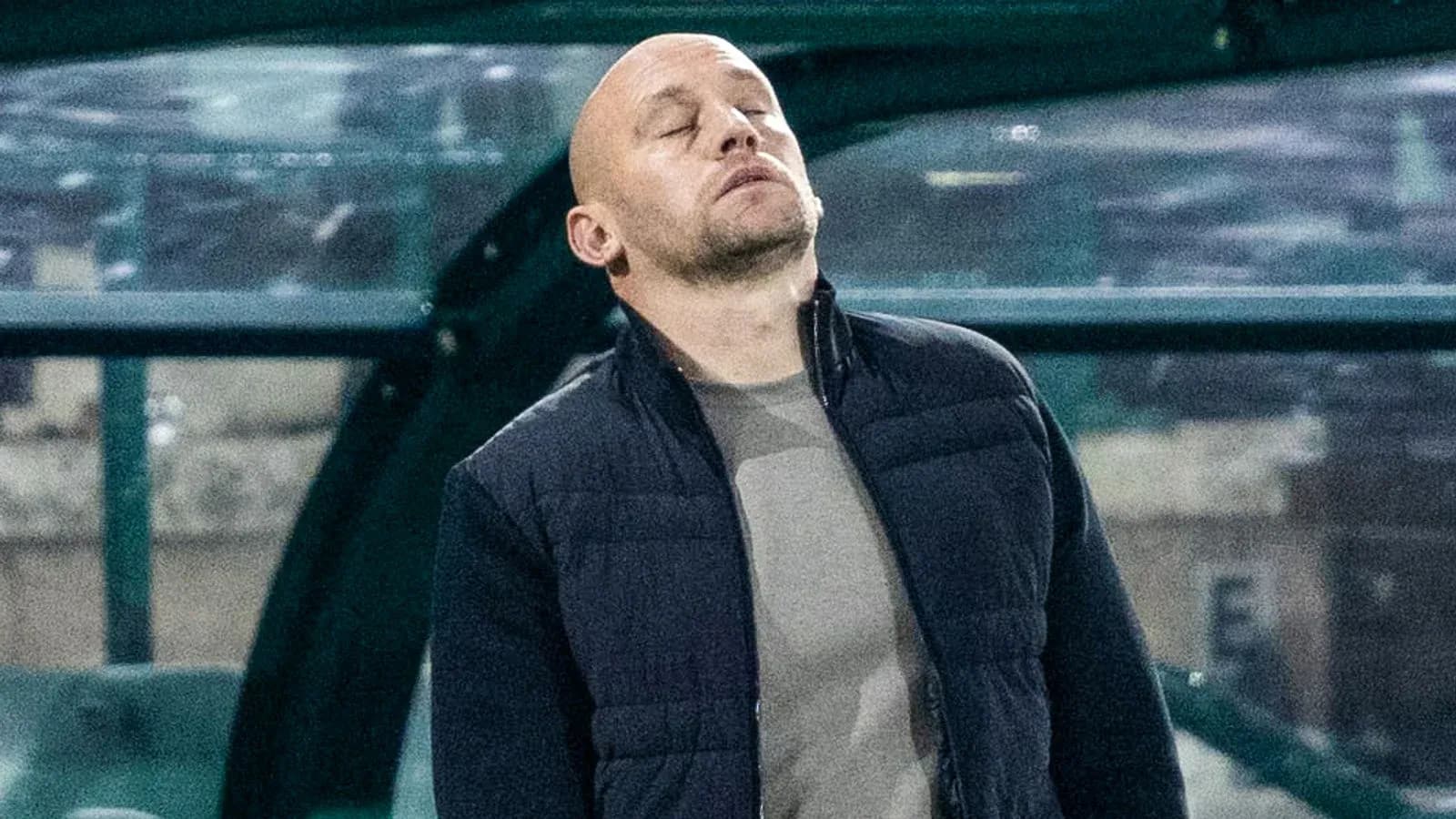 Entrenador en el banquillo durante el partido