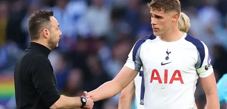 Entrenador y jugador de Tottenham se estrechan la mano