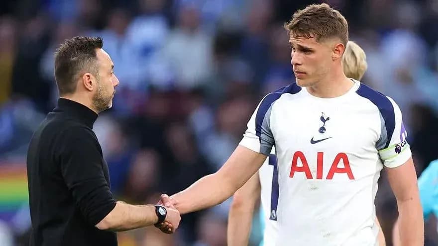 Entrenador y jugador de Tottenham se estrechan la mano
