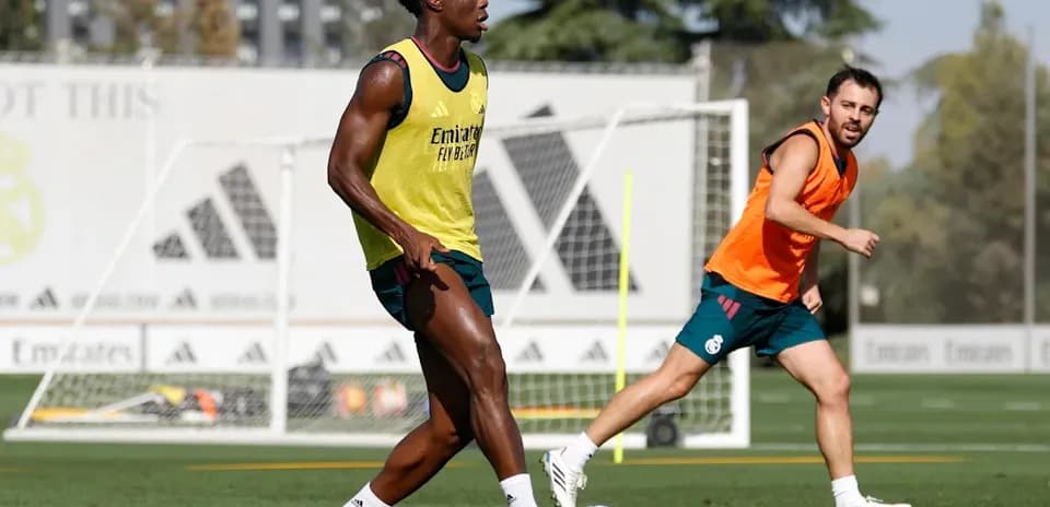Jugadores entrenando en campo de fútbol