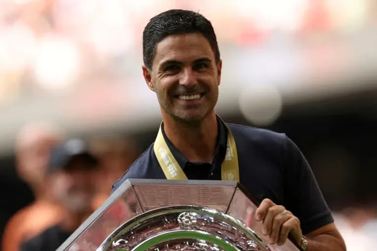 Entrenador sosteniendo trofeo en ceremonia de celebración