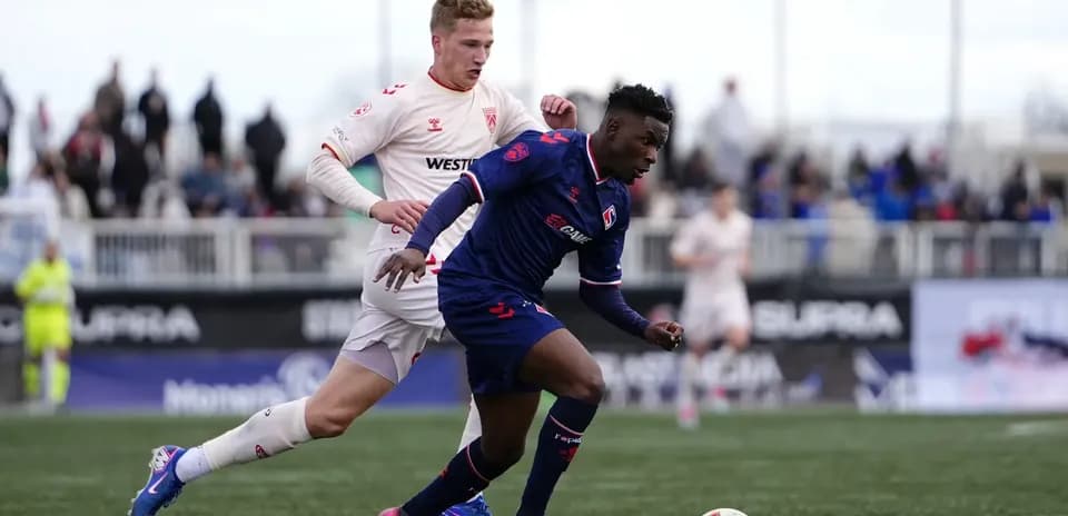 Jugador de Cavalry FC en acción durante el partido