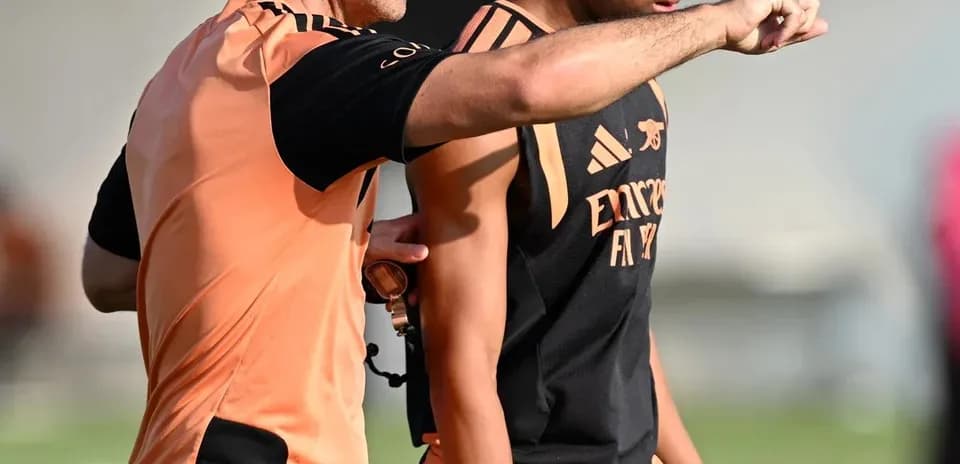 Entrenador instruyendo a jugador durante la práctica