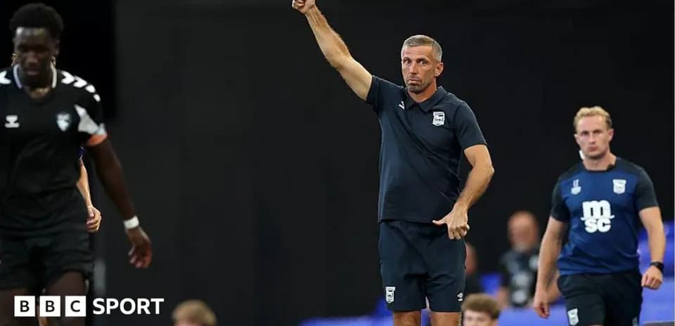 Entrenador dirigiendo a su equipo durante el partido
