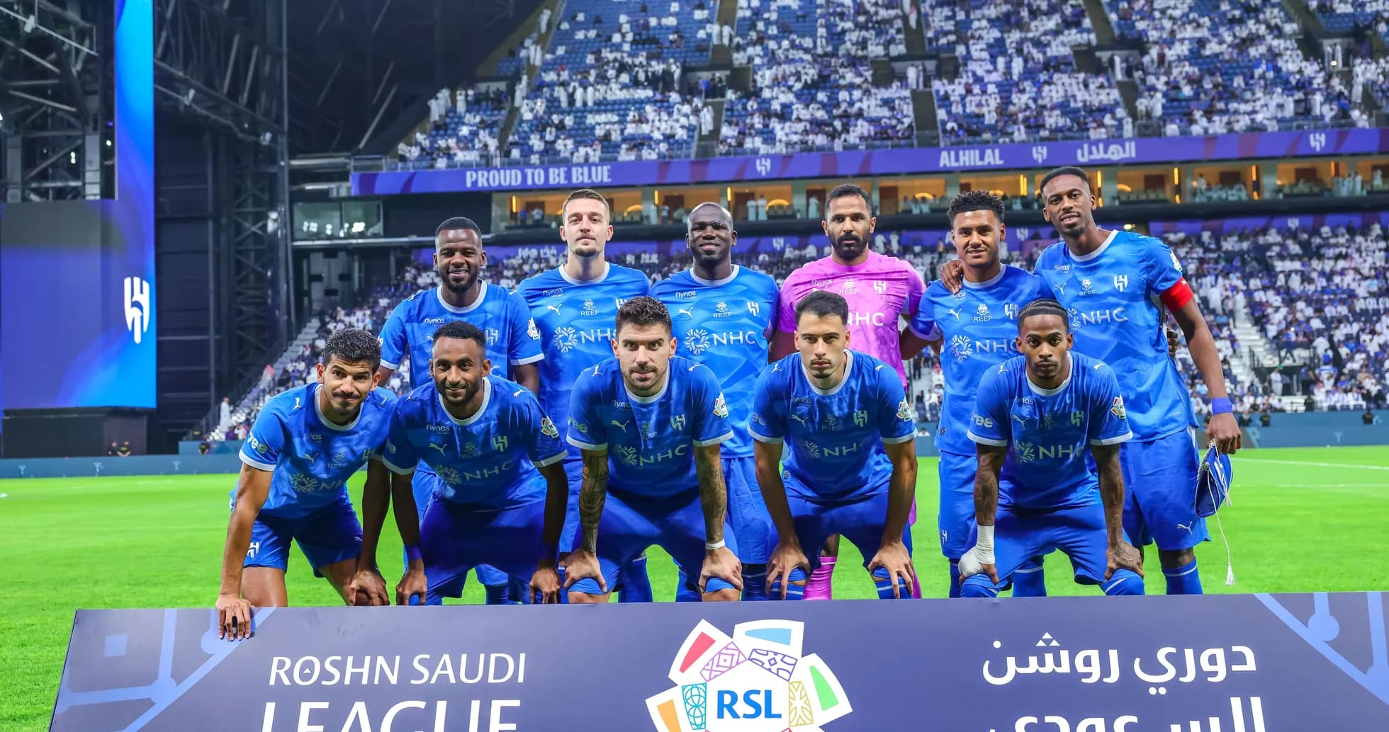 Equipo de Al Hilal posando en el estadio