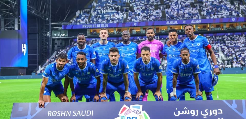Equipo de Al Hilal posando en el estadio