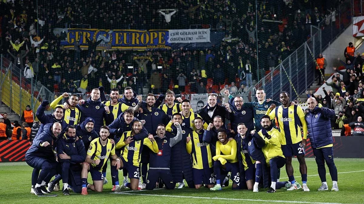Equipo de Fenerbahçe celebrando con aficionados